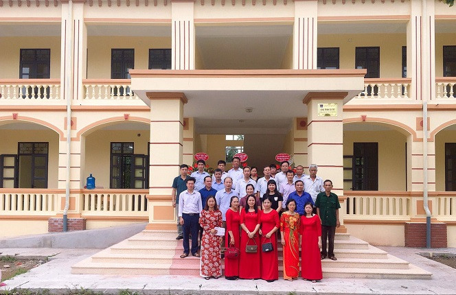 Thầy cô giáo Trường THCS Trung Hòa cùng lãnh đạo địa phương và đại diện PV GAS tại buổi lễ khánh thành trường mới