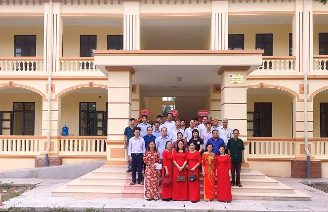 Thầy cô giáo Trường THCS Trung Hòa cùng lãnh đạo địa phương và đại diện PV GAS tại buổi lễ khánh thành trường mới