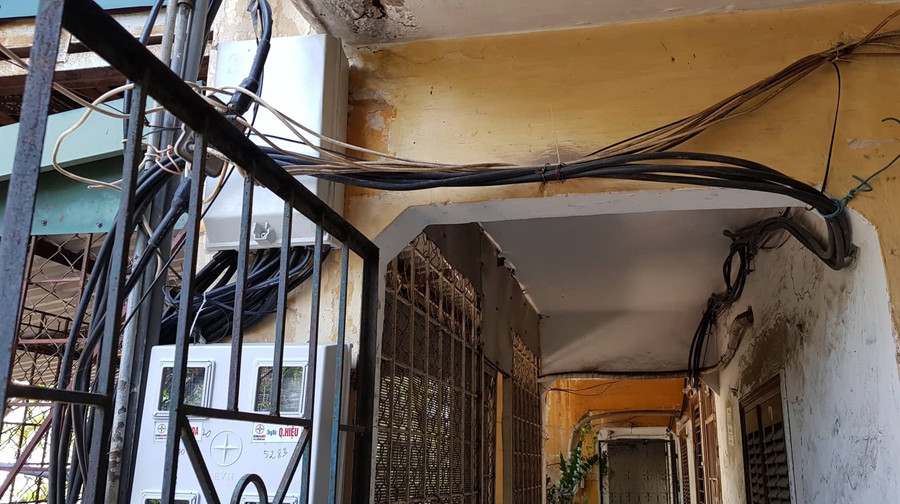 Theo phản ánh của người dân, đường dây điện lắp vào khu dân cư như trong ảnh vừa thiếu thẩm mỹ vừa không an toàn.