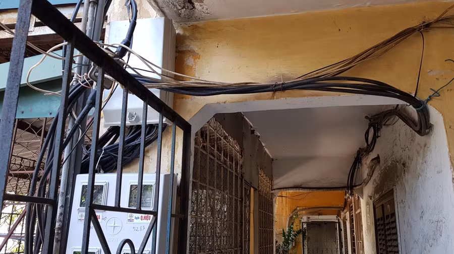 Theo phản ánh của người dân, đường dây điện lắp vào khu dân cư như trong ảnh vừa thiếu thẩm mỹ vừa không an toàn.