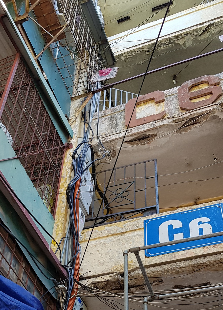 Đường điện được gắn vào tường của dự án cải tạo đường dây hạ thế rất thiếu mỹ quan