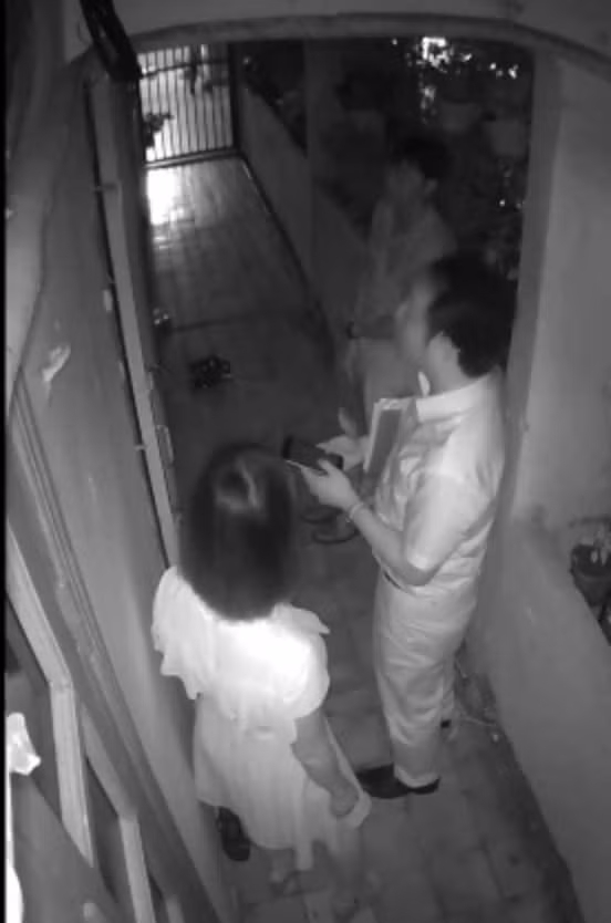 Khoảng 21h30, đại diện Điện lực Đống Đa vẫn đến từng nhà dân đề nghị ký biên bản đối thoại dù khách hàng không đồng tình.