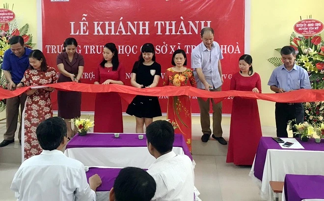 Cắt băng khánh thành trường THCS Trung Hòa