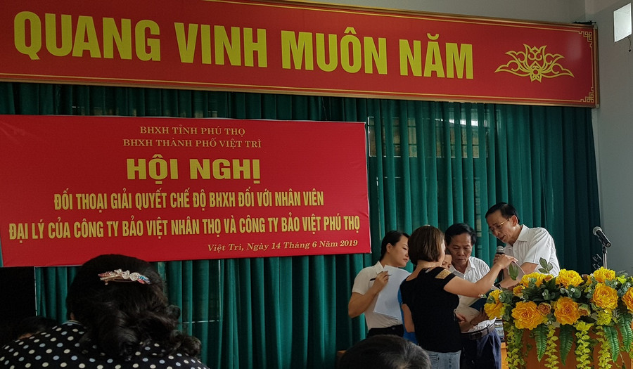 Người lao động của 2 công ty cung cấp bằng chứng cho ông Quyền Minh Tú - Giám đốc BHXH Phú Thọ rằng họ không phải là nhân viên đại lý khai thác bảo hiểm, mà họ là nhân viên của 2 cơ quan này. Người lao động của 2 công ty cung cấp bằng chứng cho ông Quyền Minh Tú - Giám đốc BHXH Phú Thọ rằng họ không phải là nhân viên đại lý khai thác bảo hiểm, mà họ là nhân viên của 2 cơ quan này.