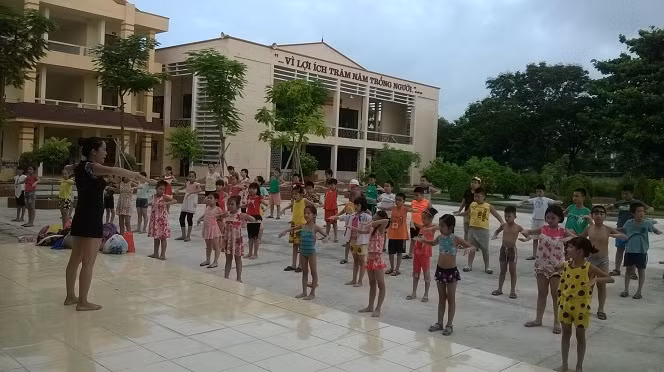 Dạy học sinh học bơi để phòng đuối nước. Trong ảnh: Học sinh trường Tiểu học Cát Bi - Hải Phòng khởi động trước khi xuống bể bơi. Ảnh: Theo c1catbihp.edu.vn. 