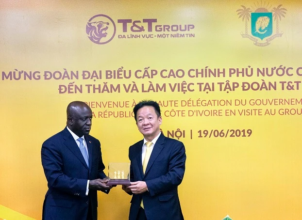 Chủ tịch HĐQT kiêm Tổng Giám đốc Tập đoàn T&T Group Đỗ Quang Hiển trao quà lưu niệm cho Bộ trưởng Bộ Ngoại giao Bờ Biển Ngà Marcel Amon Tanoh