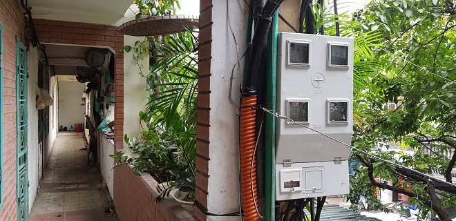 Dù công tơ điện đã treo ngay tại hành lang, nhưng không ai biết cái nào là của nhà mình