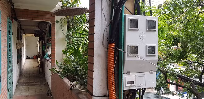 Dù công tơ điện đã treo ngay tại hành lang, nhưng không ai biết cái nào là của nhà mình