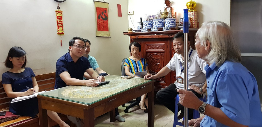 Ông Bùi Đình Môn (người thứ nhất từ bên phải sang), không thể chấp nhận kiểu làm cẩu thả cho xong tay, bó dây điện của các nhà thành một búi như bó rau muống buộc sợi rơm, vừa xấu, vừa thiếu an toàn.