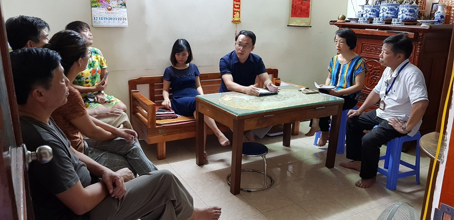 Đại diện Điện lực Đống Đa, ông Lê Viết Hải (người thứ 3 từ phải sang), điều hành đối thoại và xin lỗi khách hàng nhà C6 tập thể Trung Tự.