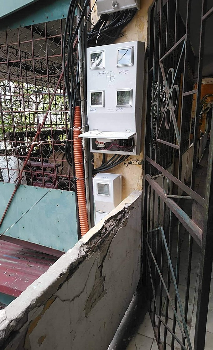 Công tơ điện để quá thấp, chỗ nắp mở có cả phần điện hở gây nguy hiểm cho trẻ em khi các cháu hiếu động sẽ rất nguy hại