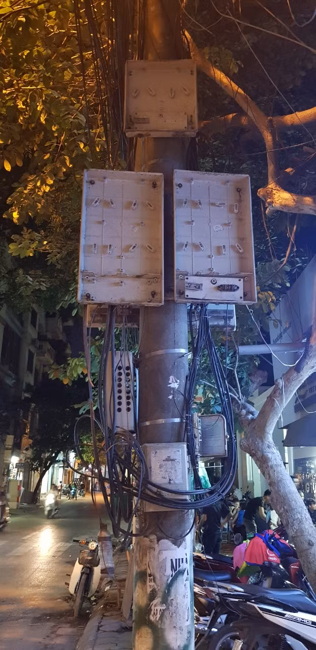 Các công tơ điện đã được di dời từ cột điện ngoài vỉa hè, nhưng việc di dời người dân không hề được giám sát như phía ngành điện nói.