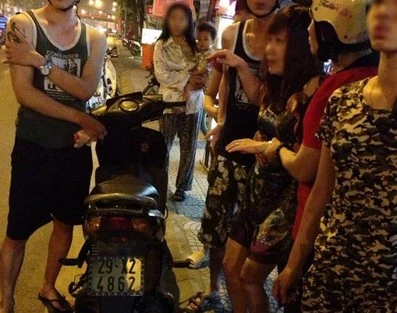 Những người dân chạy ra giúp đỡ cô gái bị giật túi và kéo lê 100m đến rách đầu gối. 