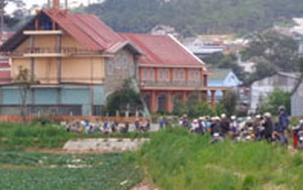 Người dân túc trực tìm kiếm tại khu vực hồ Mê Linh.