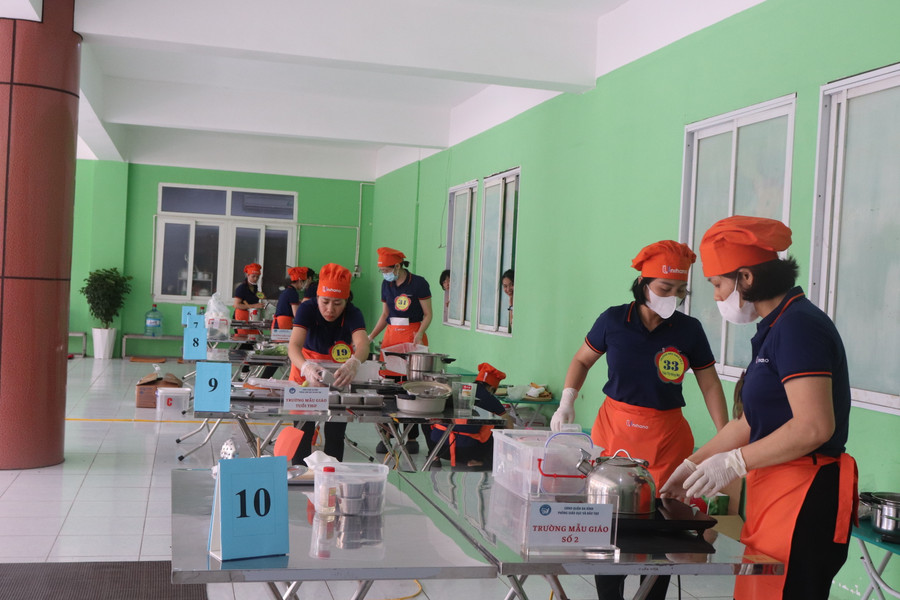 Các đội thi chuẩn bị thực phẩm chuẩn bị "tranh tài" tại Hội thi. Các đội thi chuẩn bị thực phẩm chuẩn bị "tranh tài" tại Hội thi.