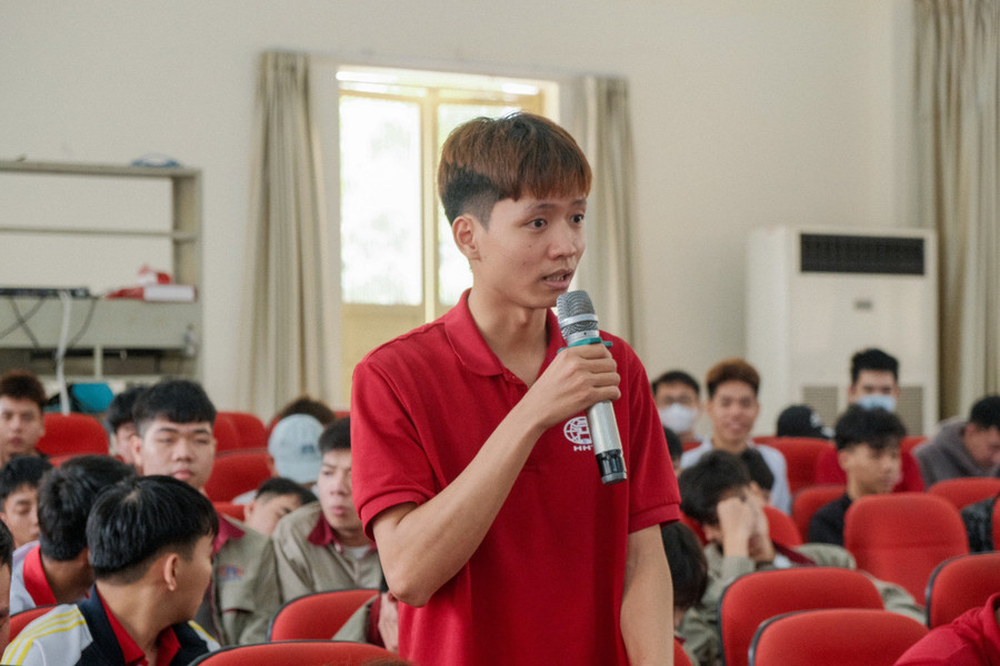 Sinh viên Trường Cao đẳng Công nghệ cao Hà Nội đặt câu hỏi cho chuyên gia tại hội thảo. Sinh viên Trường Cao đẳng Công nghệ cao Hà Nội đặt câu hỏi cho chuyên gia tại hội thảo.