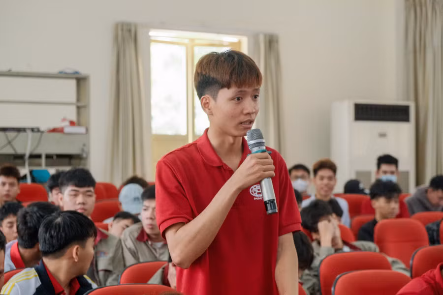 Sinh viên Trường Cao đẳng Công nghệ cao Hà Nội đặt câu hỏi cho chuyên gia tại hội thảo.