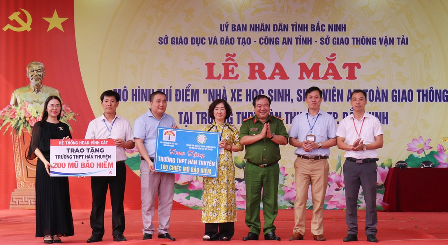 Các đơn vị tài trợ trao quà tặng cho Trường THPT Hàn Thuyên.