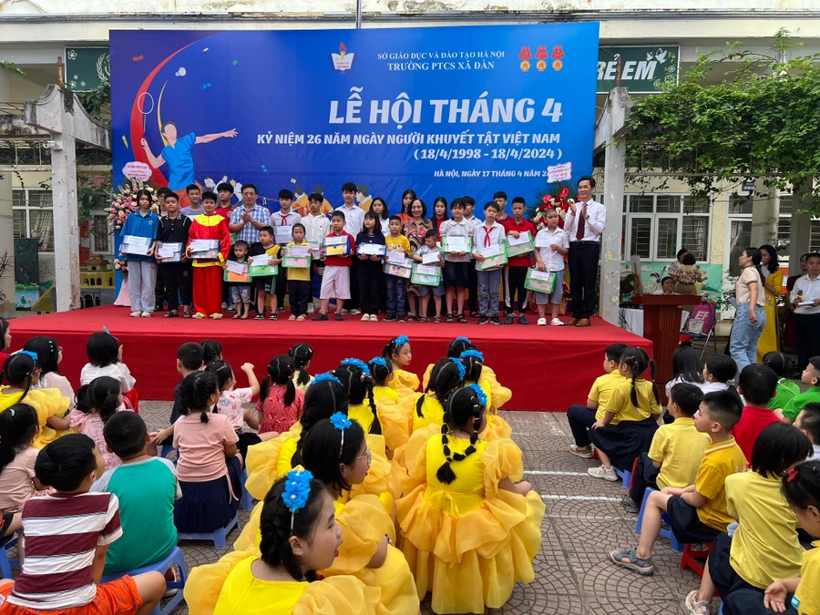 Trao quà cho học sinh tại lễ hội.