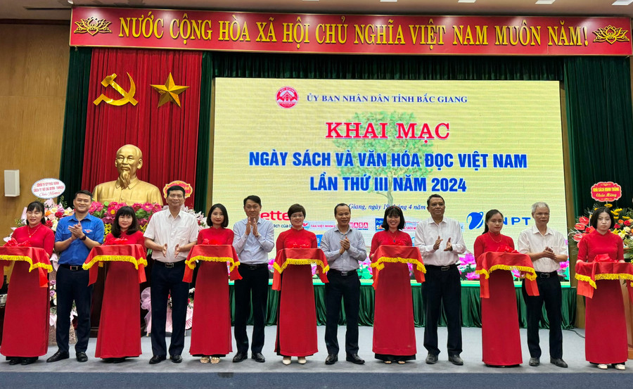 Các đại biểu cắt băng khai mạc Ngày Sách và Văn hóa đọc Việt Nam. Các đại biểu cắt băng khai mạc Ngày Sách và Văn hóa đọc Việt Nam.