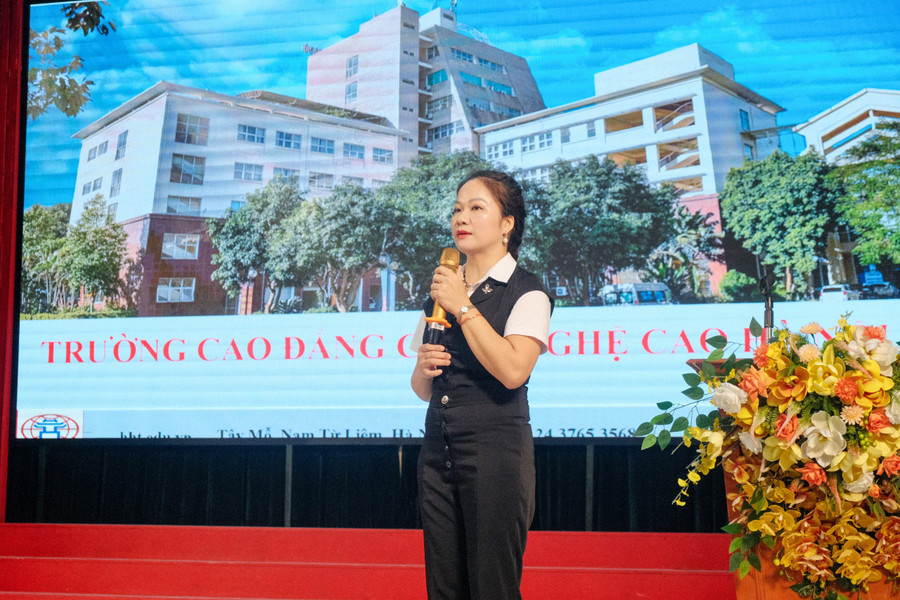 Bà Trần Thị Sim chia sẻ tham luận tại hội thảo. Bà Trần Thị Sim chia sẻ tham luận tại hội thảo.