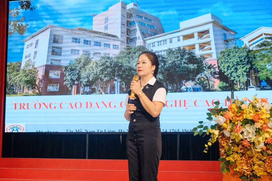 Bà Trần Thị Sim chia sẻ tham luận tại hội thảo.