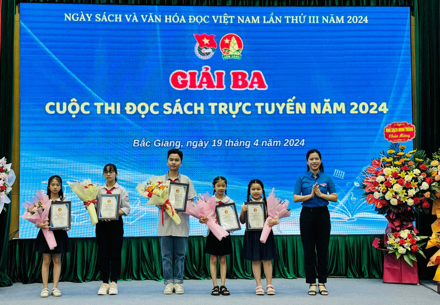 Trao giải Ba cho các em học sinh đạt giải tại cuộc thi. Trao giải Ba cho các em học sinh đạt giải tại cuộc thi.