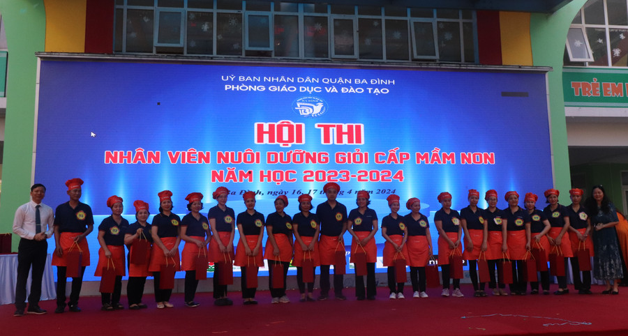 Đại diện Ban tổ chức Hội thi trao quà lưu niệm cho đội thi. Đại diện Ban tổ chức Hội thi trao quà lưu niệm cho đội thi.