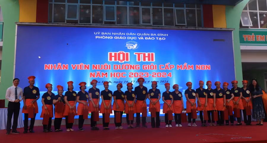 Đại diện Ban tổ chức Hội thi trao quà lưu niệm cho đội thi.
