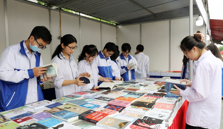 Đông đảo các em học sinh đến tìm hiểu và lựa chọn sách.