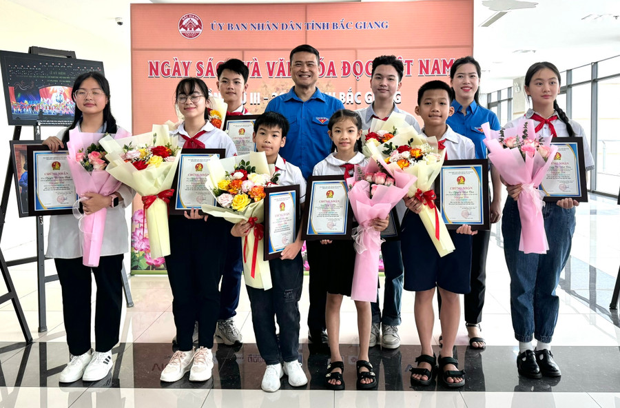 Đại diện Ban tổ chức cuộc thi chụp ảnh, chúc mừng các bạn học sinh đạt giải. Đại diện Ban tổ chức cuộc thi chụp ảnh, chúc mừng các bạn học sinh đạt giải.