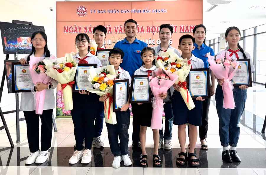 Đại diện Ban tổ chức cuộc thi chụp ảnh, chúc mừng các bạn học sinh đạt giải.