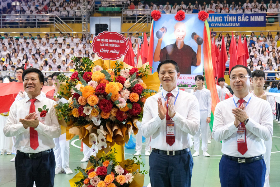 Đại diện Ban chỉ đạo Hội khỏe Phù Đổng toàn quốc tặng hoa chúc mừng. Đại diện Ban chỉ đạo Hội khỏe Phù Đổng toàn quốc tặng hoa chúc mừng.