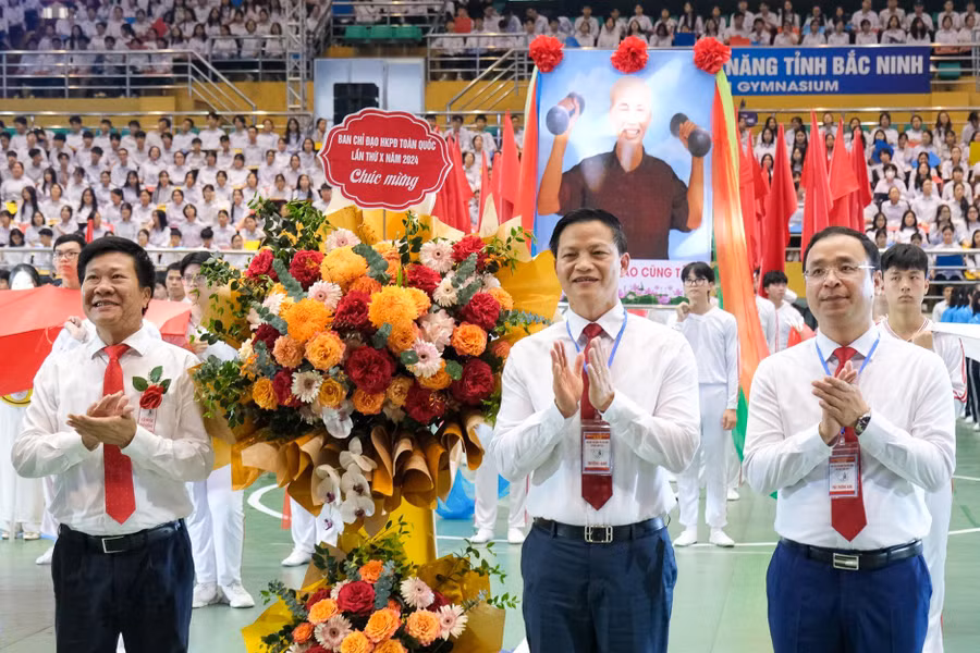 Đại diện Ban chỉ đạo Hội khỏe Phù Đổng toàn quốc tặng hoa chúc mừng.