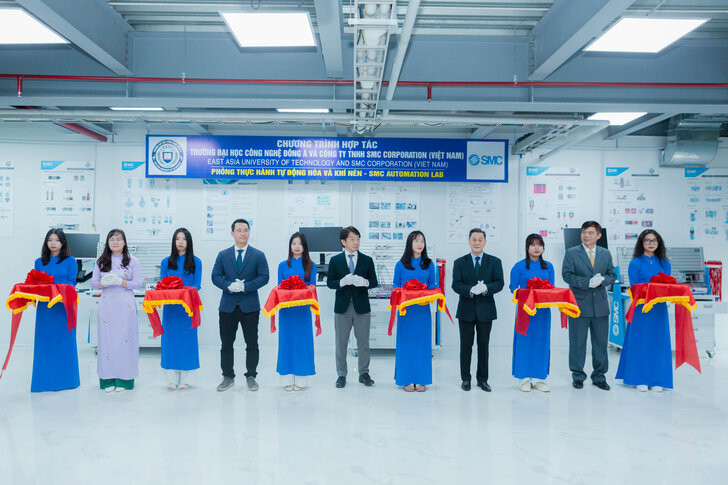 Các đại biểu cắt băng khánh thành và bàn giao phòng thực hành tự động hóa và khí nén. Các đại biểu cắt băng khánh thành và bàn giao phòng thực hành tự động hóa và khí nén.