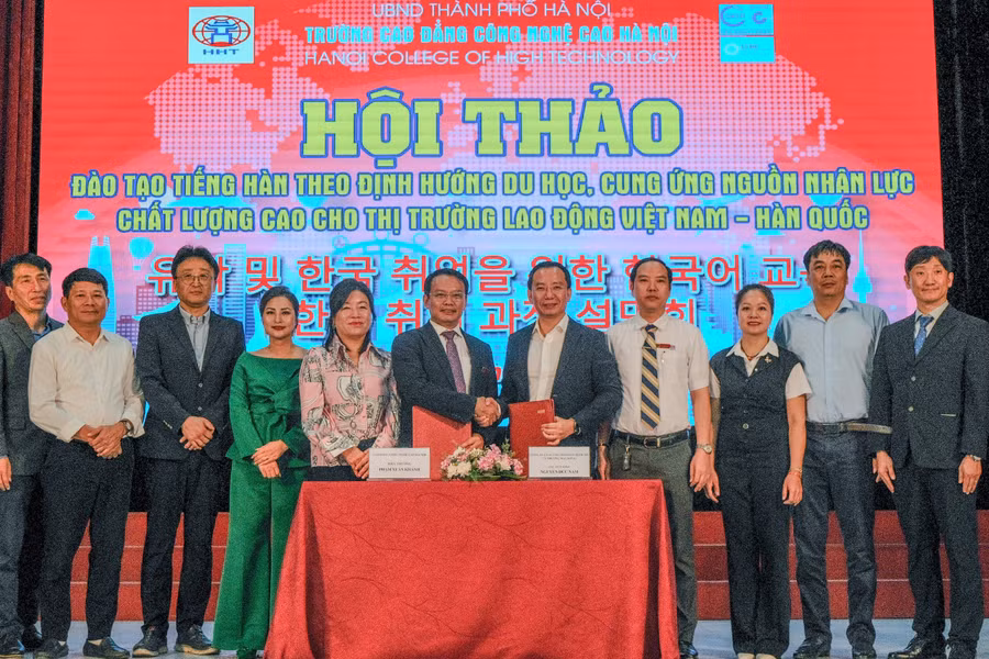 Ký kết bản ghi nhớ hợp tác giữa nhà trường và đại diện doanh nghiệp.