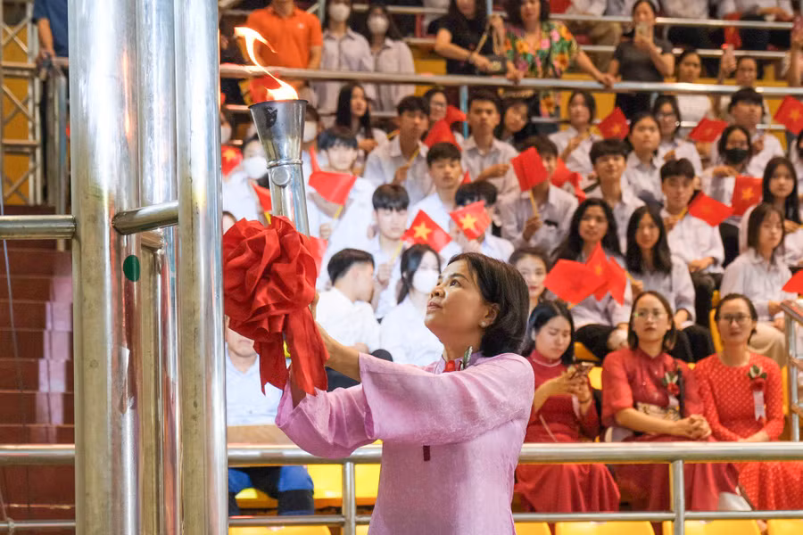 Bà Nguyễn Hương Giang - Chủ tịch UBND tỉnh Bắc Ninh dự và thắp sáng ngọn đuốc truyền thống Hội khỏe Phù Đổng tỉnh Bắc Ninh.