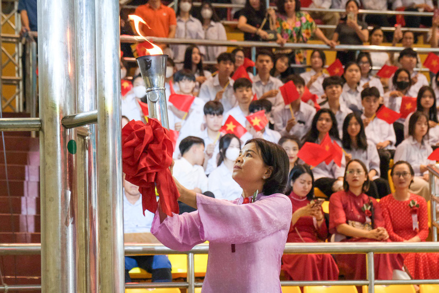 Bà Nguyễn Hương Giang - Chủ tịch UBND tỉnh Bắc Ninh dự và thắp sáng ngọn đuốc truyền thống Hội khỏe Phù Đổng tỉnh Bắc Ninh. Bà Nguyễn Hương Giang - Chủ tịch UBND tỉnh Bắc Ninh dự và thắp sáng ngọn đuốc truyền thống Hội khỏe Phù Đổng tỉnh Bắc Ninh.