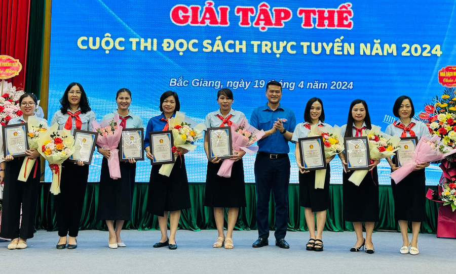 Ban tổ chức trao giải Tập thể có nhiều sản phẩm chất lượng nhất cho 8 Liên đội. Ban tổ chức trao giải Tập thể có nhiều sản phẩm chất lượng nhất cho 8 Liên đội.