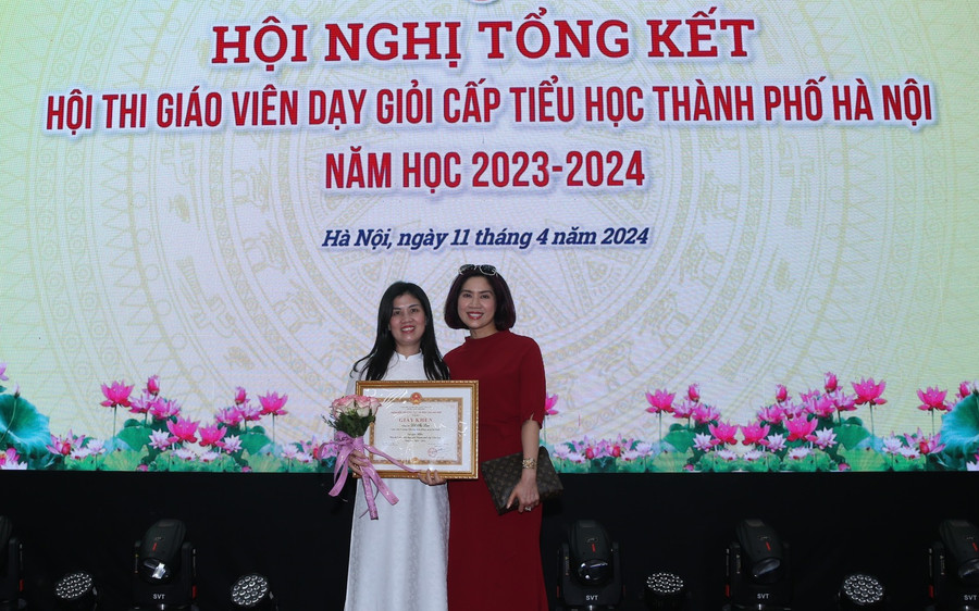 Cô Đỗ Thị Lan (bên trái), Trường Tiểu học Kim Đồng và đồng nghiệp trong buổi lễ tổng kết.