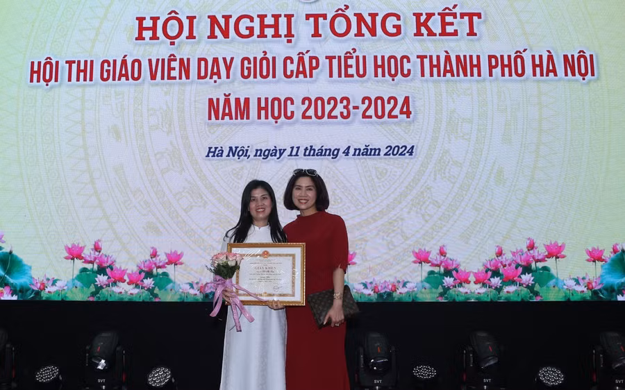 Cô Đỗ Thị Lan (bên trái), Trường Tiểu học Kim Đồng và đồng nghiệp trong buổi lễ tổng kết.