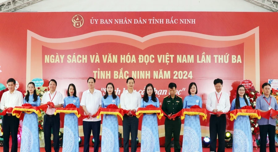 Phó Chủ tịch Thường trực UBND tỉnh Bắc Ninh - Vương Quốc Tuấn (thứ 7 từ trái qua) cùng các đại biểu cắt băng khai mạc Ngày Sách và Văn hoá đọc.