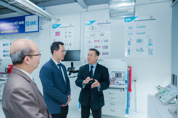 Đại biểu thăm quan phòng thực hành tự động hóa và khí nén. Đại biểu thăm quan phòng thực hành tự động hóa và khí nén.