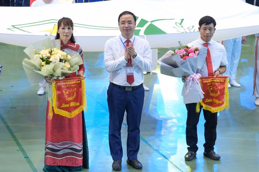 Giám đốc Sở GD&amp;ĐT Bắc Ninh Nguyễn Thế Sơn tặng hoa và cờ lưu niệm cho các đoàn tham gia Hội khỏe.