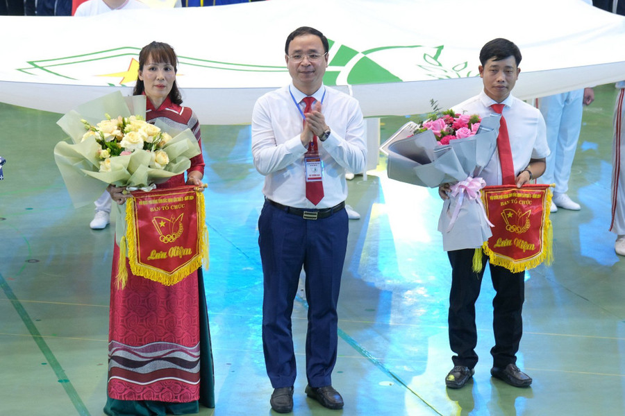 Giám đốc Sở GD&ĐT Bắc Ninh Nguyễn Thế Sơn tặng hoa và cờ lưu niệm cho các đoàn tham gia Hội khỏe. Giám đốc Sở GD&ĐT Bắc Ninh Nguyễn Thế Sơn tặng hoa và cờ lưu niệm cho các đoàn tham gia Hội khỏe.