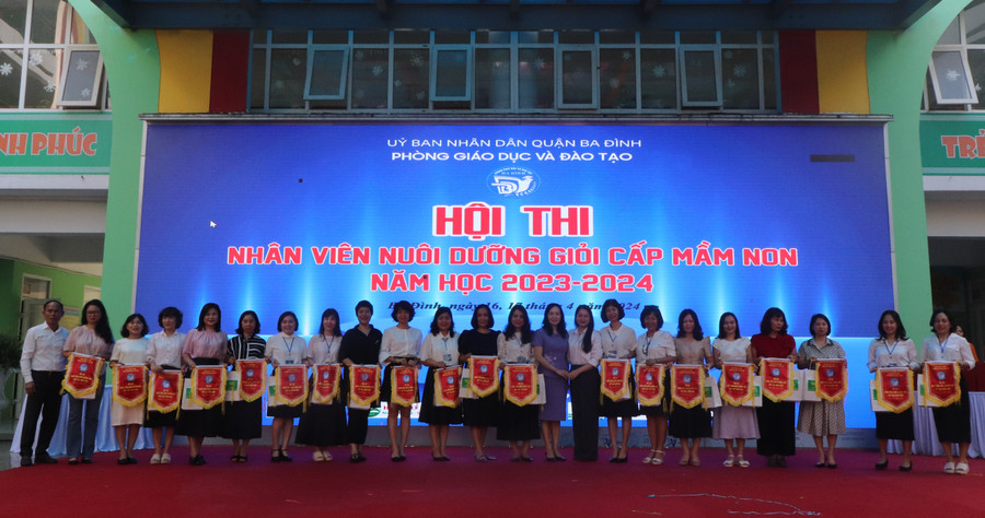 Đại diện Ban tổ chức Hội thi trao cờ lưu niệm cho các đơn vị tham gia Hội thi. Đại diện Ban tổ chức Hội thi trao cờ lưu niệm cho các đơn vị tham gia Hội thi.