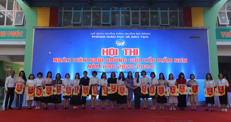 Đại diện Ban tổ chức Hội thi trao cờ lưu niệm cho các đơn vị tham gia Hội thi.