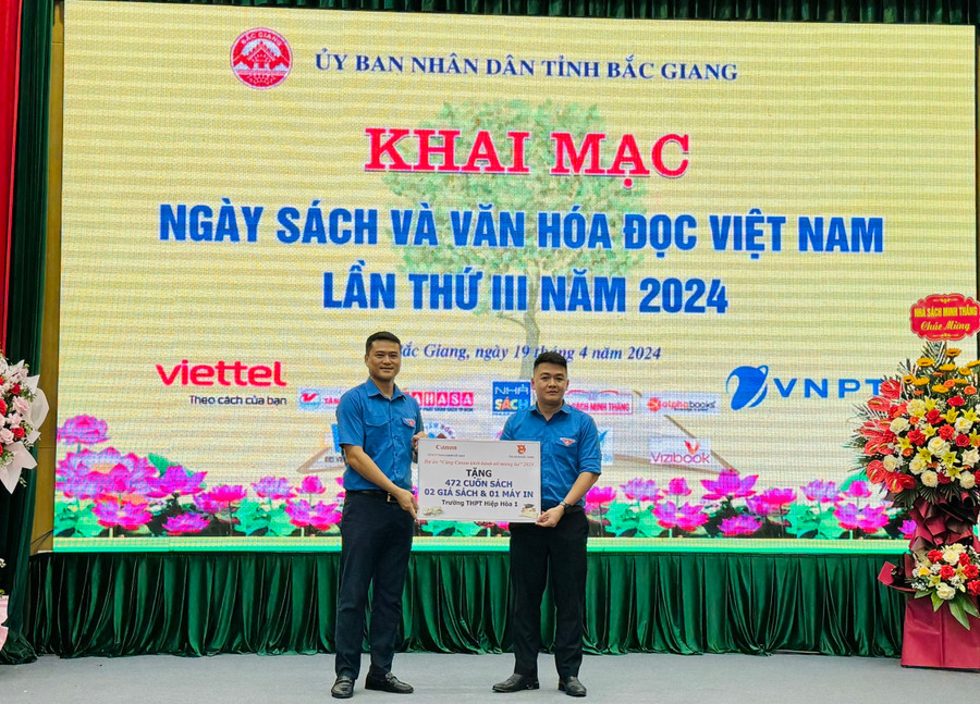 Trao tặng sách và đồ dùng học tập tại chương trình. Trao tặng sách và đồ dùng học tập tại chương trình.