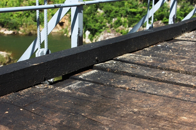 Ván cầu bị bật khỏi vị trí ban đầu