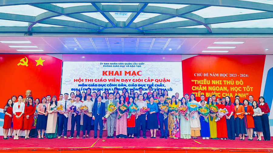 Đại diện lãnh đạo Phòng GD&ĐT quận Cầu Giấy và các đại biểu tặng hoa chúc mừng các thí sinh dự thi.